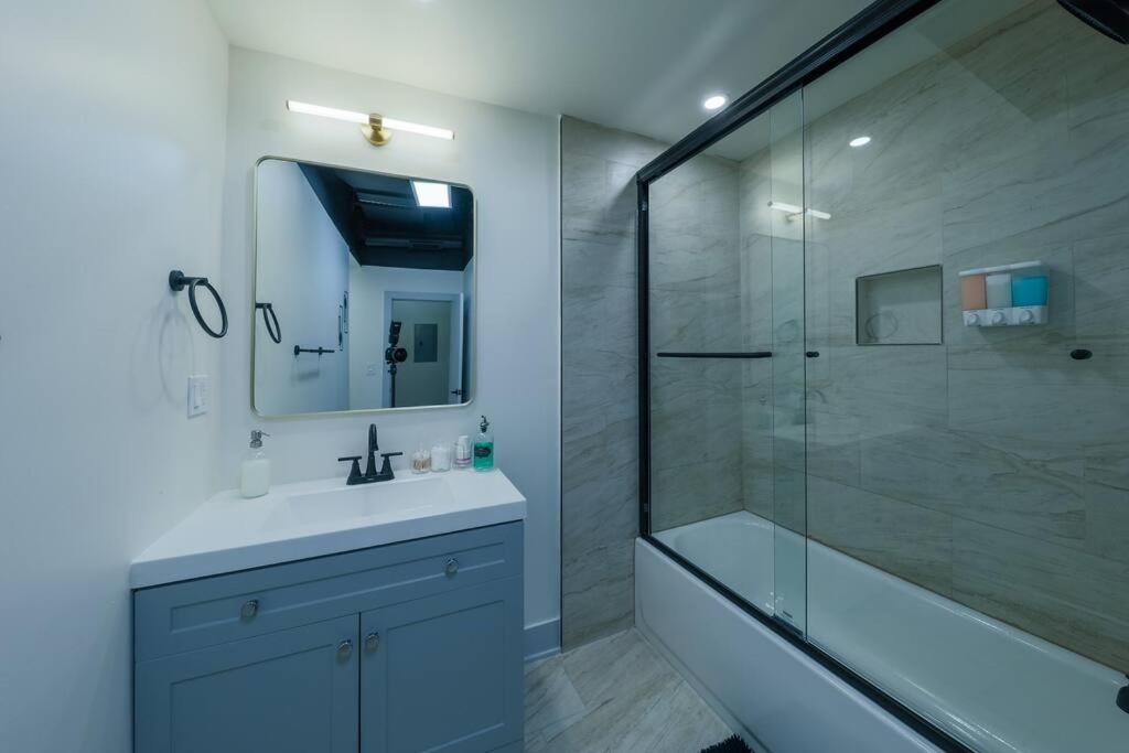 Massive 6br Luxury Sleeps 12 Guests With Jacuzzi & Pool Table Perfect Group And Optional Parking Near Mccormick Place & Soldier Field Apartment