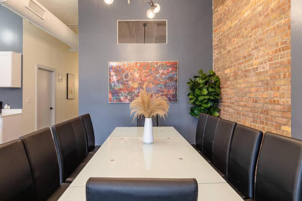 Apartment Massive 6br Luxury Sleeps 12 Guests With Jacuzzi & Pool Table Perfect Group And Optional Parking Near Mccormick Place & Soldier Field Chicago