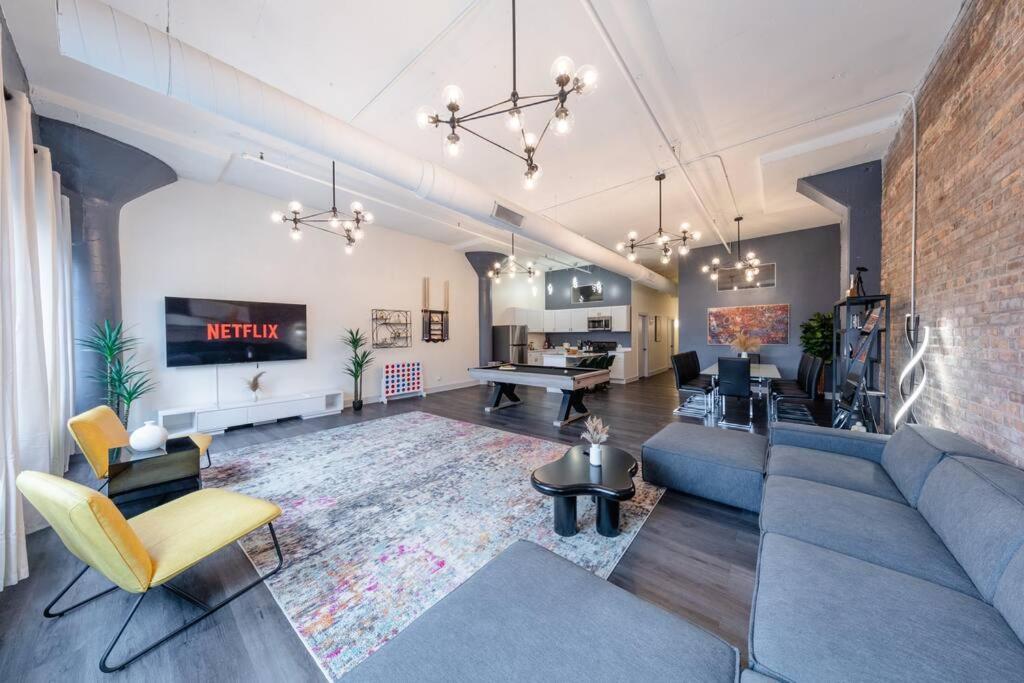 Massive 6br Luxury Sleeps 12 Guests With Jacuzzi & Pool Table Perfect Group And Optional Parking Near Mccormick Place & Soldier Field Apartment
