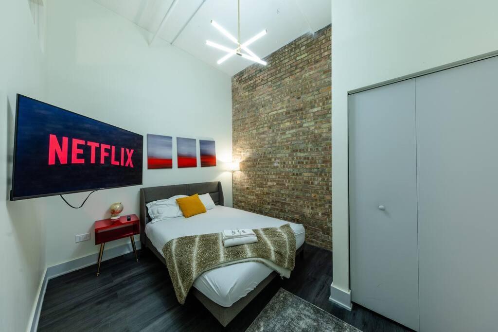 Massive 6br Luxury Sleeps 12 Guests With Jacuzzi & Pool Table Perfect Group And Optional Parking Near Mccormick Place & Soldier Field Apartment Chicago