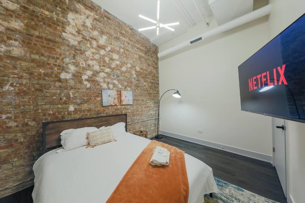 Massive 6br Luxury Sleeps 12 Guests With Jacuzzi & Pool Table Perfect Group And Optional Parking Near Mccormick Place & Soldier Field Apartment