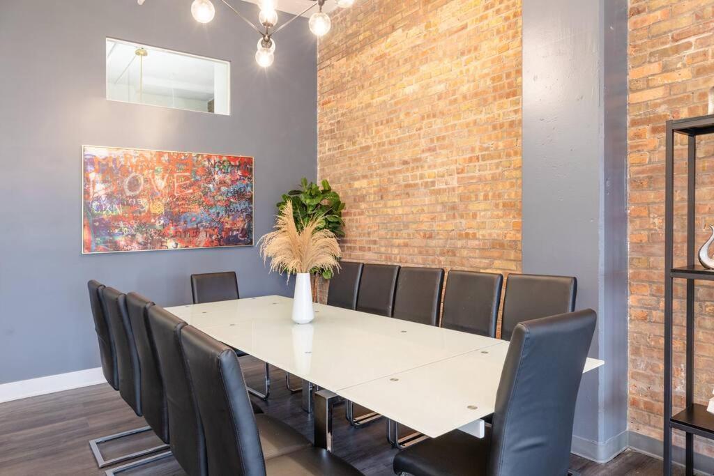 Apartment Massive 6br Luxury Sleeps 12 Guests With Jacuzzi & Pool Table Perfect Group And Optional Parking Near Mccormick Place & Soldier Field Chicago