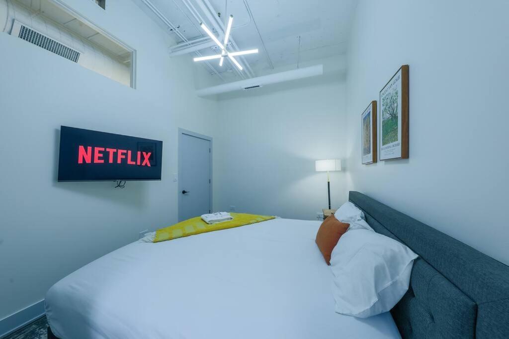 Massive 6br Luxury Sleeps 12 Guests With Jacuzzi & Pool Table Perfect Group And Optional Parking Near Mccormick Place & Soldier Field Apartment Chicago