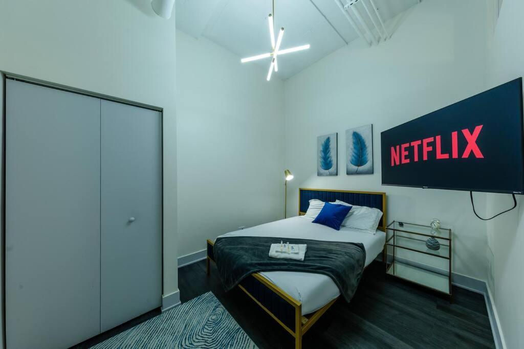 Massive 6br Luxury Sleeps 12 Guests With Jacuzzi & Pool Table Perfect Group And Optional Parking Near Mccormick Place & Soldier Field Apartment