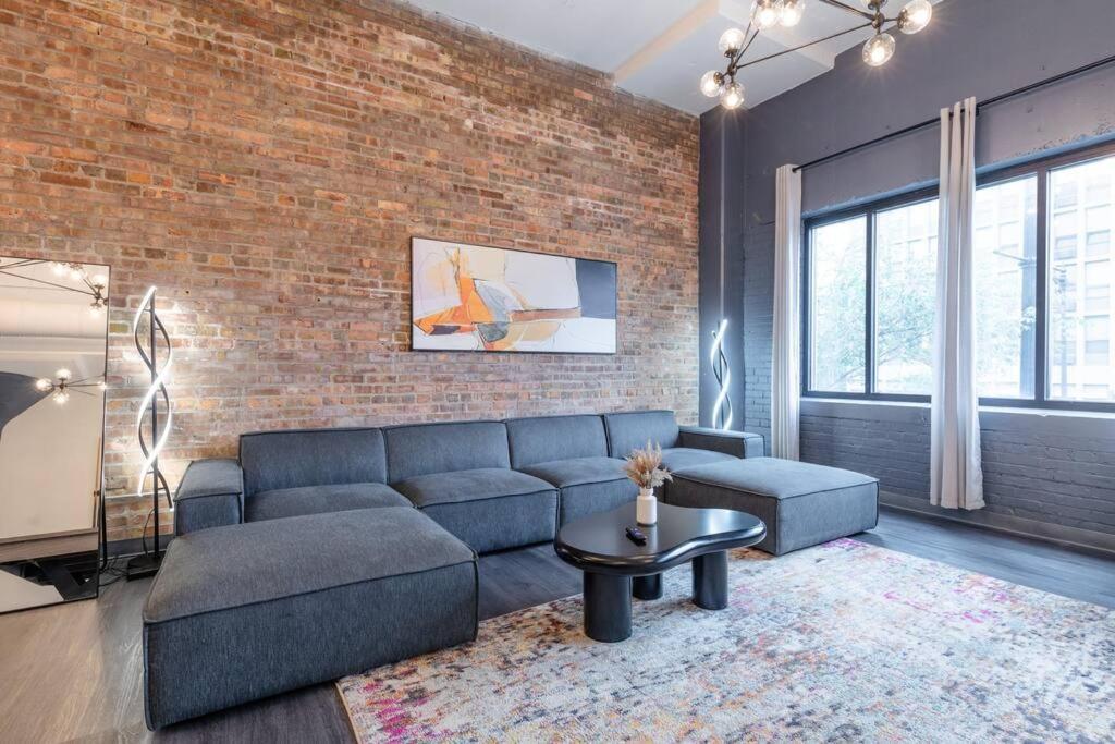 Massive 6br Luxury Sleeps 12 Guests With Jacuzzi & Pool Table Perfect Group And Optional Parking Near Mccormick Place & Soldier Field Apartment *