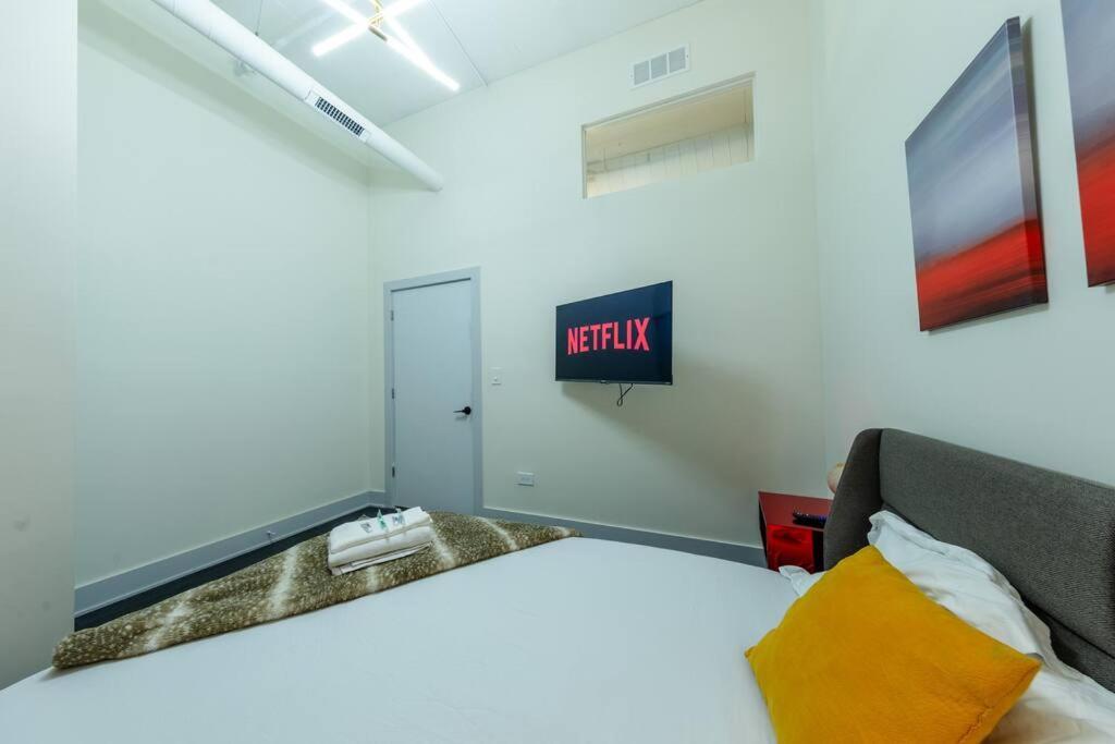 Massive 6br Luxury Sleeps 12 Guests With Jacuzzi & Pool Table Perfect Group And Optional Parking Near Mccormick Place & Soldier Field Apartment *