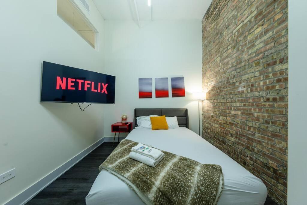 Apartment Massive 6br Luxury Sleeps 12 Guests With Jacuzzi & Pool Table Perfect Group And Optional Parking Near Mccormick Place & Soldier Field
