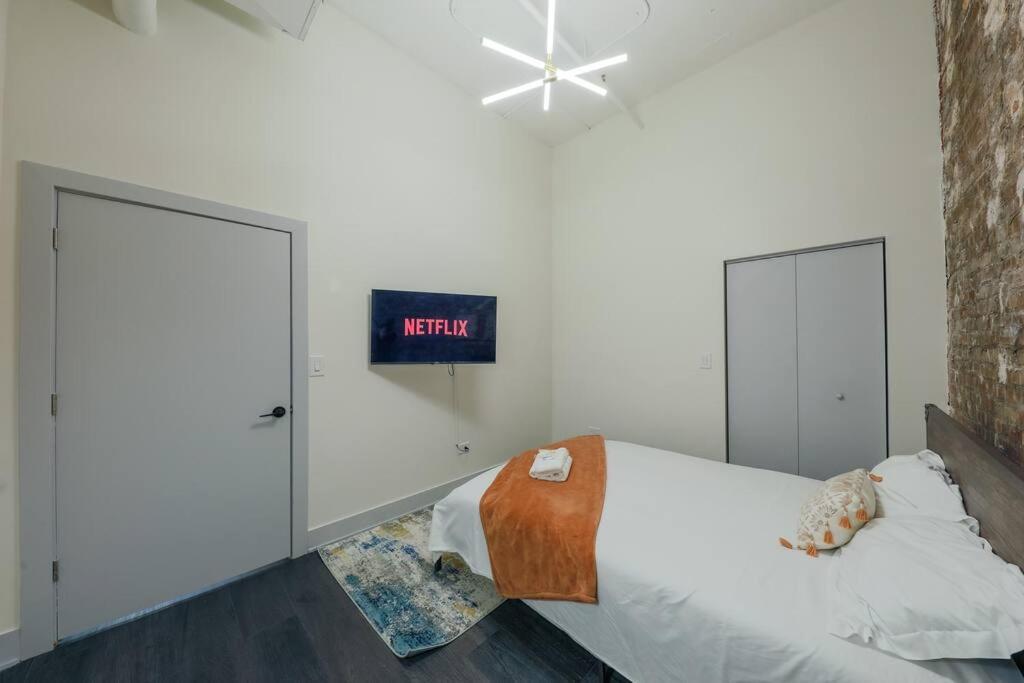 Massive 6br Luxury Sleeps 12 Guests With Jacuzzi & Pool Table Perfect Group And Optional Parking Near Mccormick Place & Soldier Field Apartment