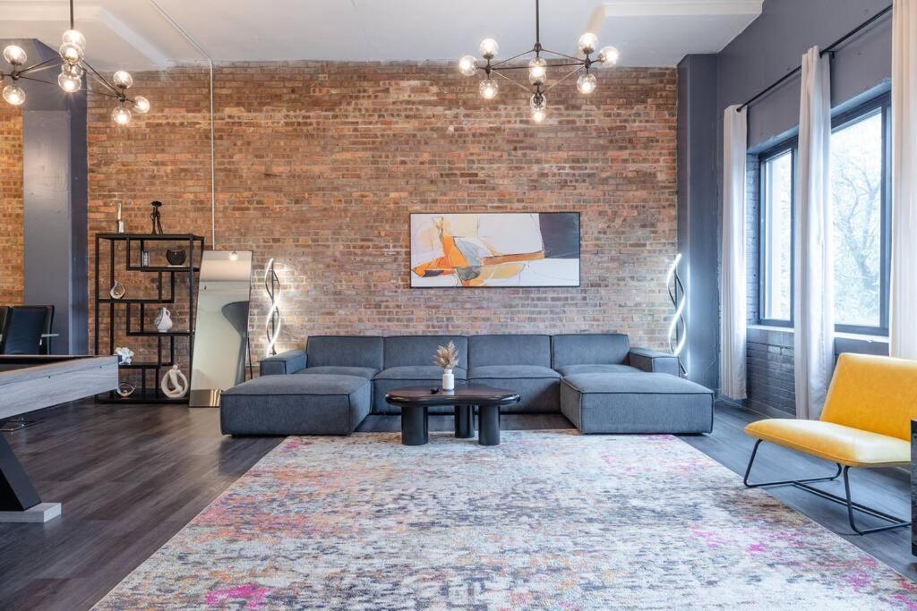 Massive 6br Luxury Sleeps 12 Guests With Jacuzzi & Pool Table Perfect Group And Optional Parking Near Mccormick Place & Soldier Field Apartment *