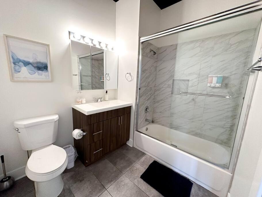 Mccormick 2b-2ba For Up To 8 Guests With Optional Parking & Gym Apartment *