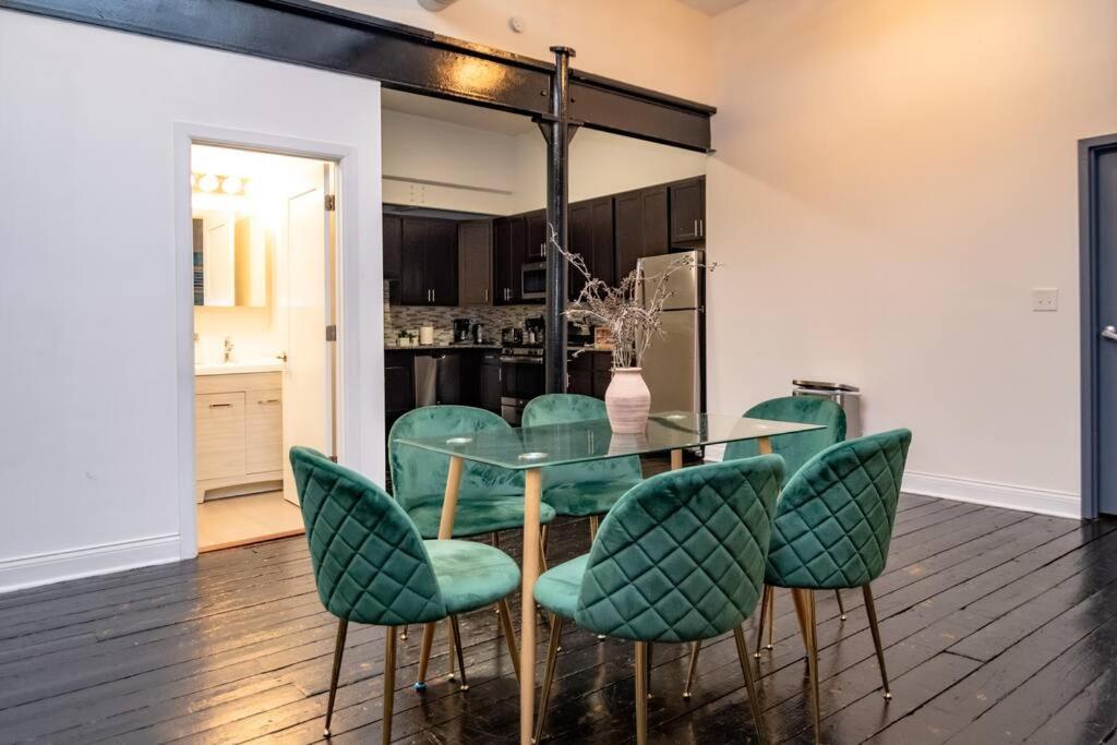 Luxury 5br South Loop With Pool Table And Optional Parking Near Mccormick Place, Field Museum And Soldier Field Apartment Chicago