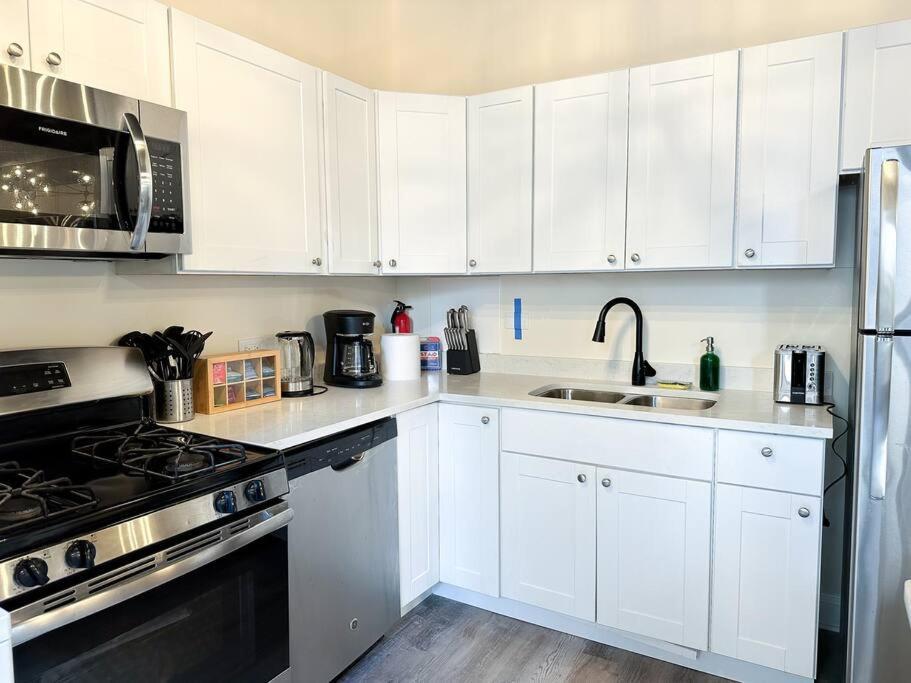 Mccormick Place 5 Bed Family Unit With Pool Table And Optional Parking * Chicago