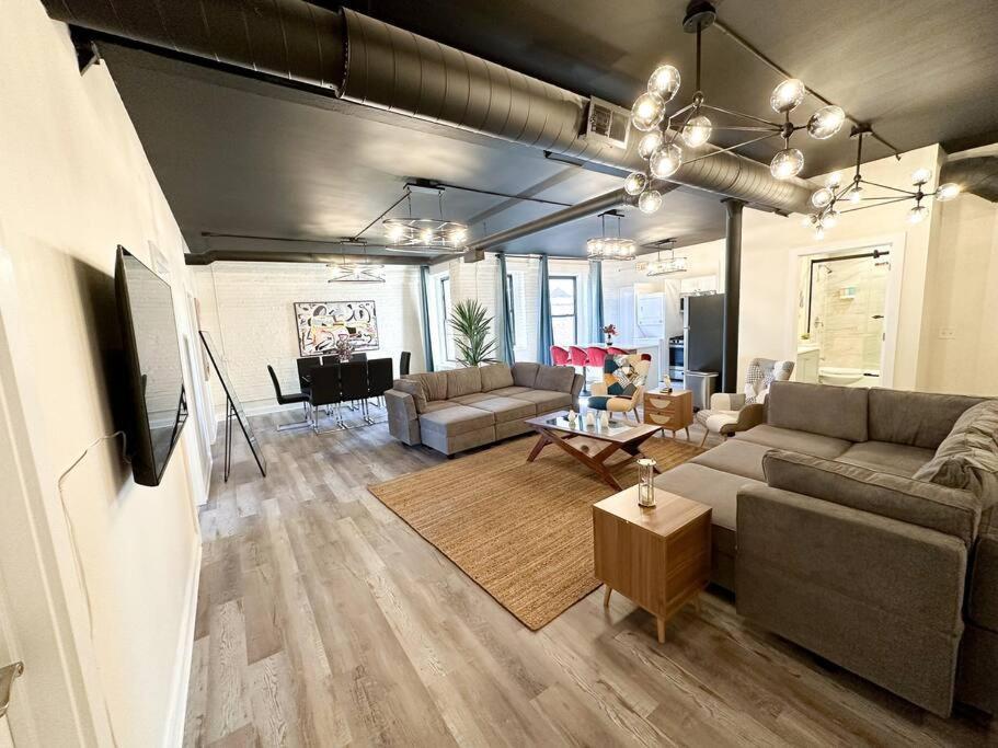 Mccormick Place 5 Bed Family Unit With Pool Table And Optional Parking *