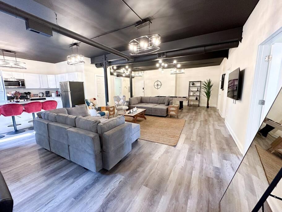 Mccormick Place 5 Bed Family Unit With Pool Table And Optional Parking *