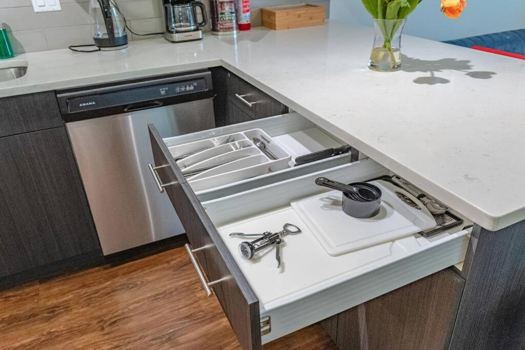 Apartment Mccormick Place 420 Friendly 3br/2ba With Optional Parking *