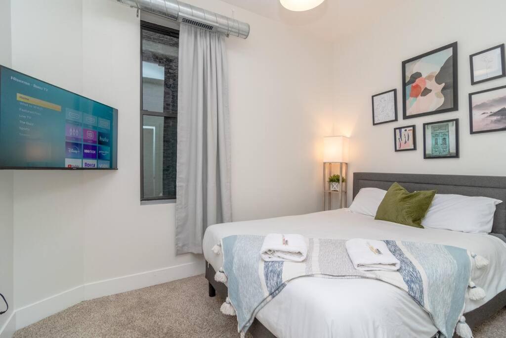 Mccormick Place 3br And 2ba With Optional Parking , Sleeps 8 Apartment Chicago
