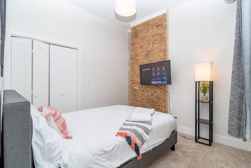 Apartment Mccormick Place 3br And 2ba With Optional Parking , Sleeps 8