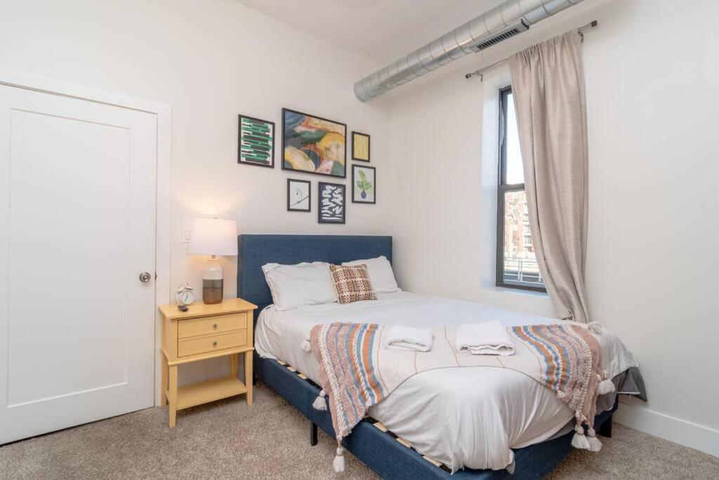Mccormick Place 3br And 2ba With Optional Parking , Sleeps 8 Apartment *