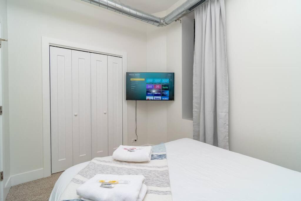 Mccormick Place 3br And 2ba With Optional Parking , Sleeps 8 Chicago