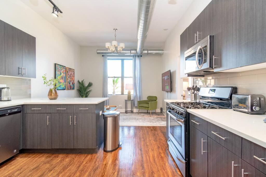 Mccormick Place 3br And 2ba With Optional Parking , Sleeps 8 Apartment