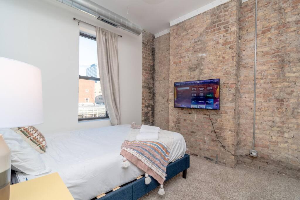 Mccormick Place 3br And 2ba With Optional Parking , Sleeps 8 Chicago