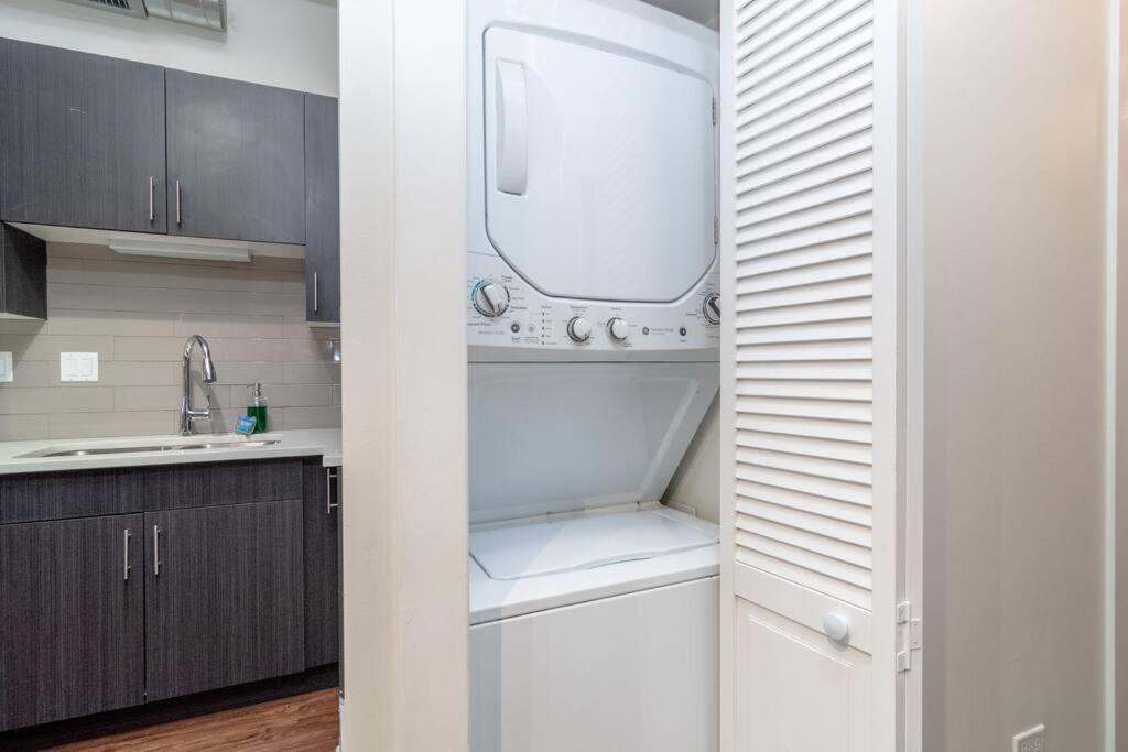 Apartment Mccormick Place Homie 3br And 2ba With Optional Parking For Up To 8 Guests *