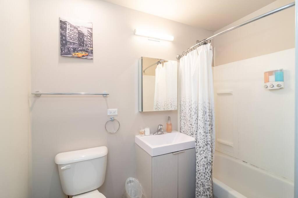 Mccormick Oasis With Balcony, Optional Parking, Patio And Gym Sleeps 6 Near Mccormick Place, Grant Park, Soldier Field & Museum Campus Apartment *