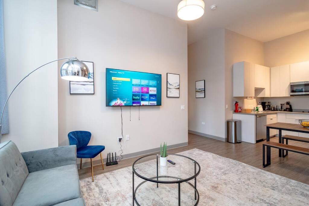 Mccormick Oasis With Balcony, Optional Parking, Patio And Gym Sleeps 6 Near Mccormick Place, Grant Park, Soldier Field & Museum Campus Apartment *