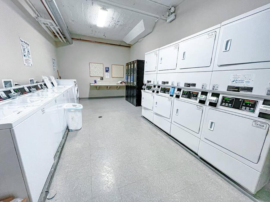 Mccormick 2br/2ba Oasis With Optional Parking, Patio, Gym For Up To 6 Guests * Chicago