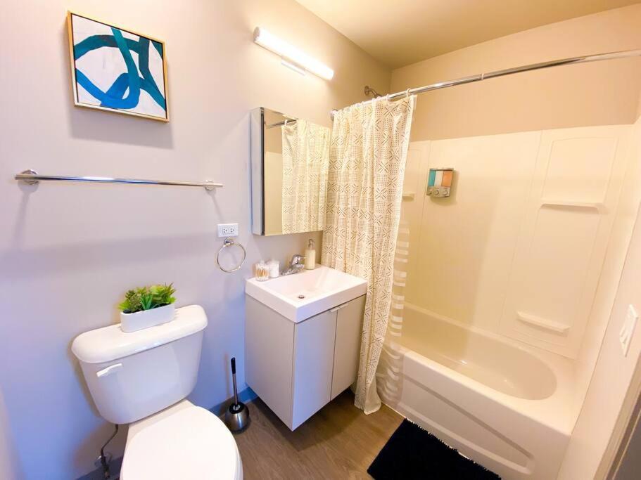 Mccormick 2br/2ba Oasis With Optional Parking, Patio, Gym For Up To 6 Guests *