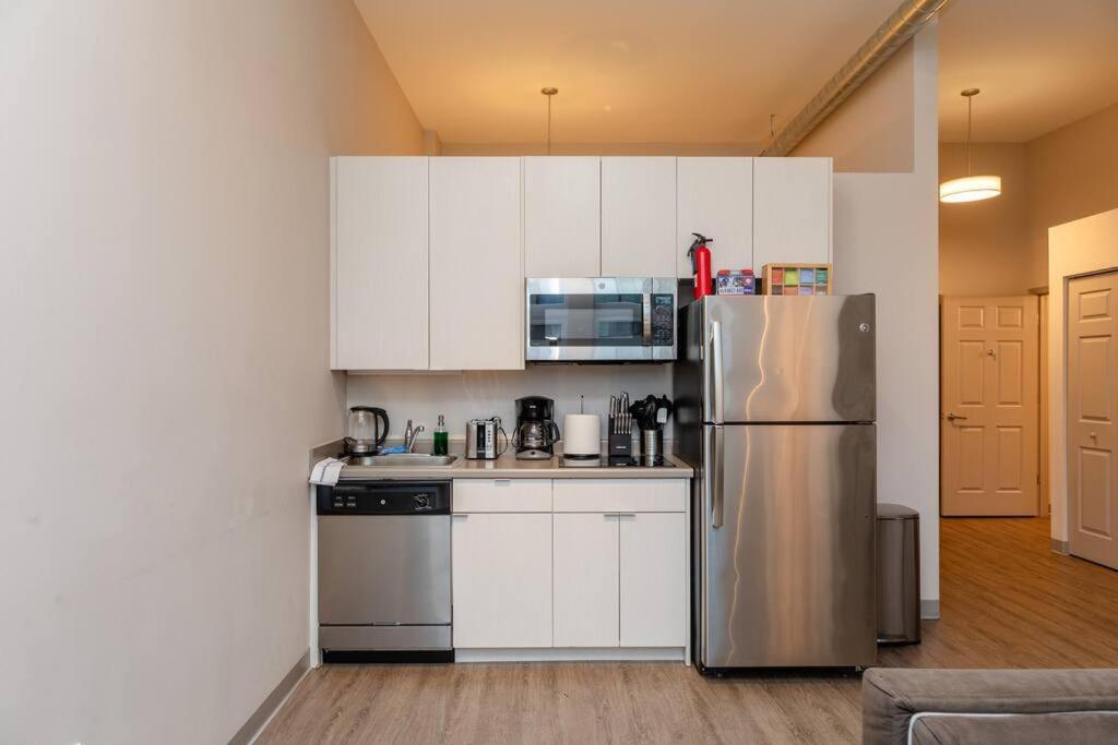 Stylish 2br With Optional Parking, Patio And Gym Near Mccormick Place, Shedd Aquarium, Field Museum & Lakefront Trail Apartment