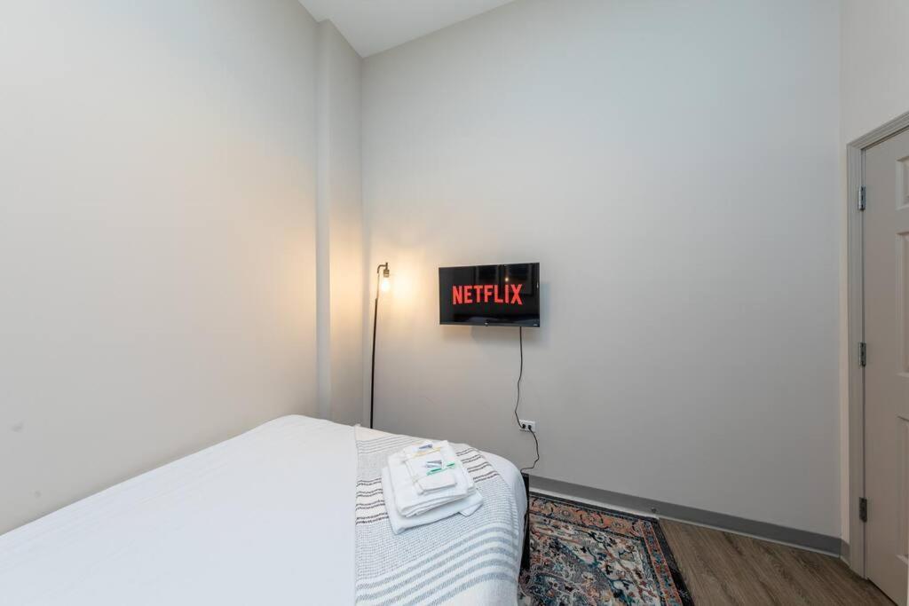Stylish 2br With Optional Parking, Patio And Gym Near Mccormick Place, Shedd Aquarium, Field Museum & Lakefront Trail Apartment *