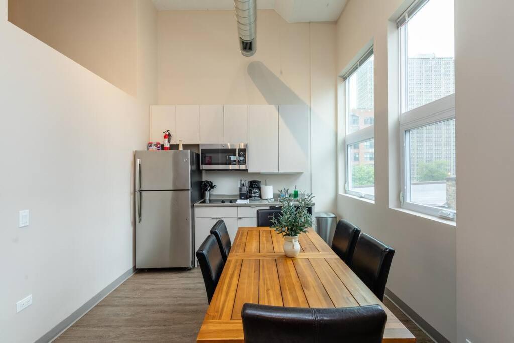 Apartment Mccormick 2br/2ba Oasis With Optional Parking, Patio, Gym For Up To 6 Guests Chicago
