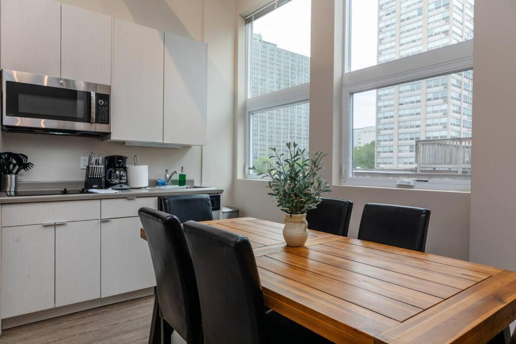 Mccormick 2br/2ba Oasis With Optional Parking, Patio, Gym For Up To 6 Guests Apartment