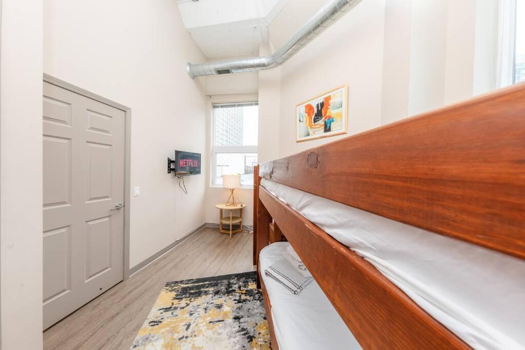 Mccormick 2br/2ba Oasis With Optional Parking, Patio, Gym For Up To 6 Guests * Chicago