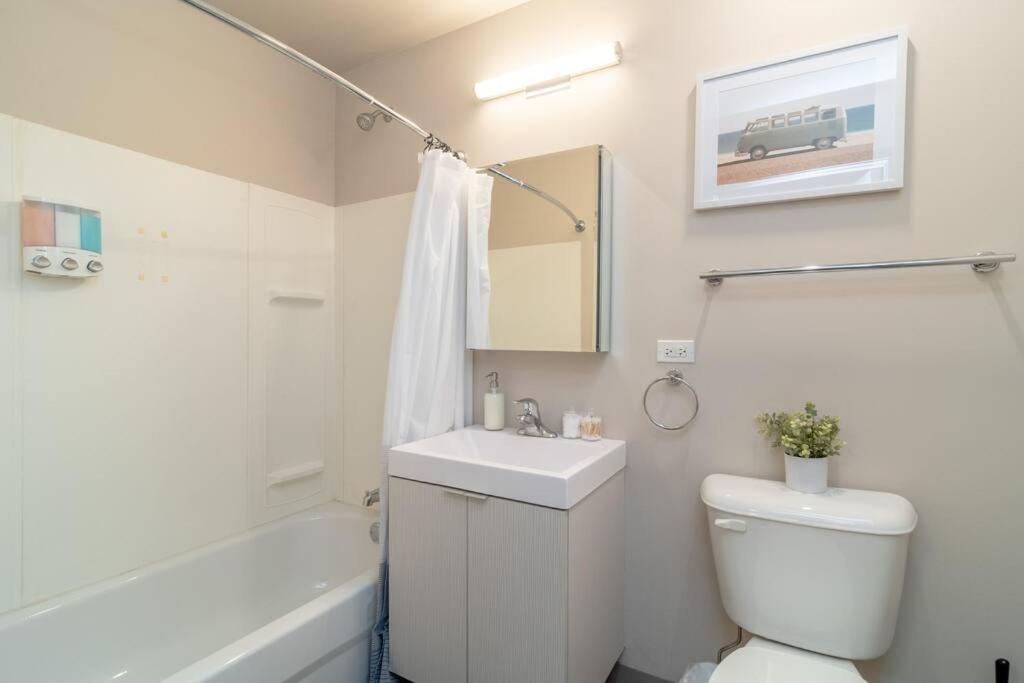 Mccormick 2br/2ba King Beds With Gym And Optional Parking For Up To 6 Guests Apartment Chicago