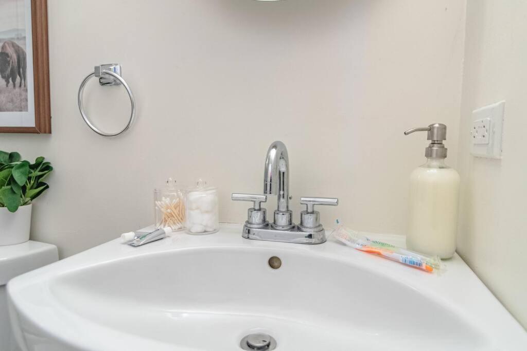 Mccormick Place 420 Friendly 3br/2ba With Optional Parking For Up To 8 Guests