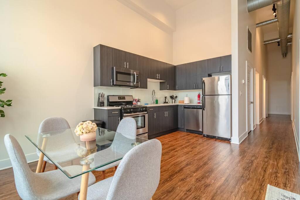 Apartment Mccormick Place 420 Friendly 3br/2ba With Optional Parking For Up To 8 Guests Chicago