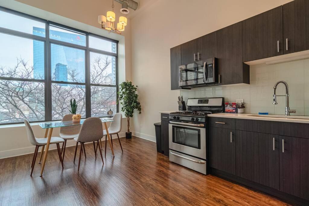 Mccormick Place 420 Friendly 3br/2ba With Optional Parking For Up To 8 Guests Chicago