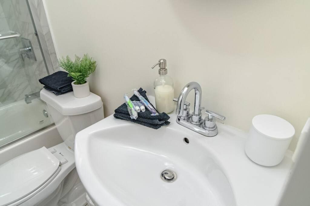 Mccormick Place 420 Friendly 2br/2ba With Optional Parking For Up To 6 Guests