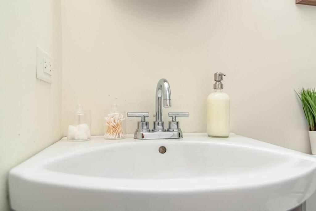 Mccormick Place 420 Friendly 3br/2ba With Optional Parking For Up To 8 Guests Apartment