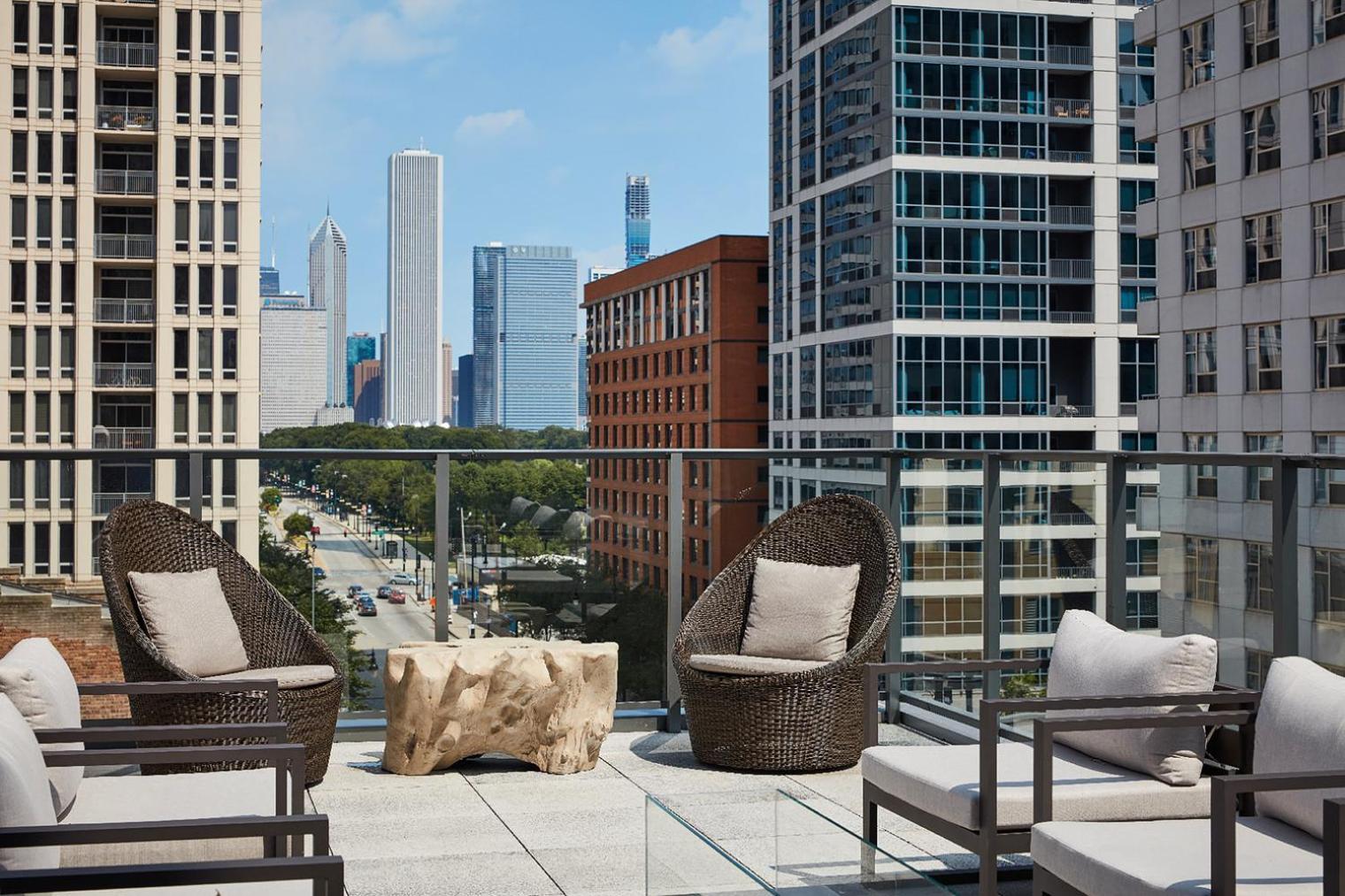 S Loop W Gym Pool Wd Nr The L Chi-185 *