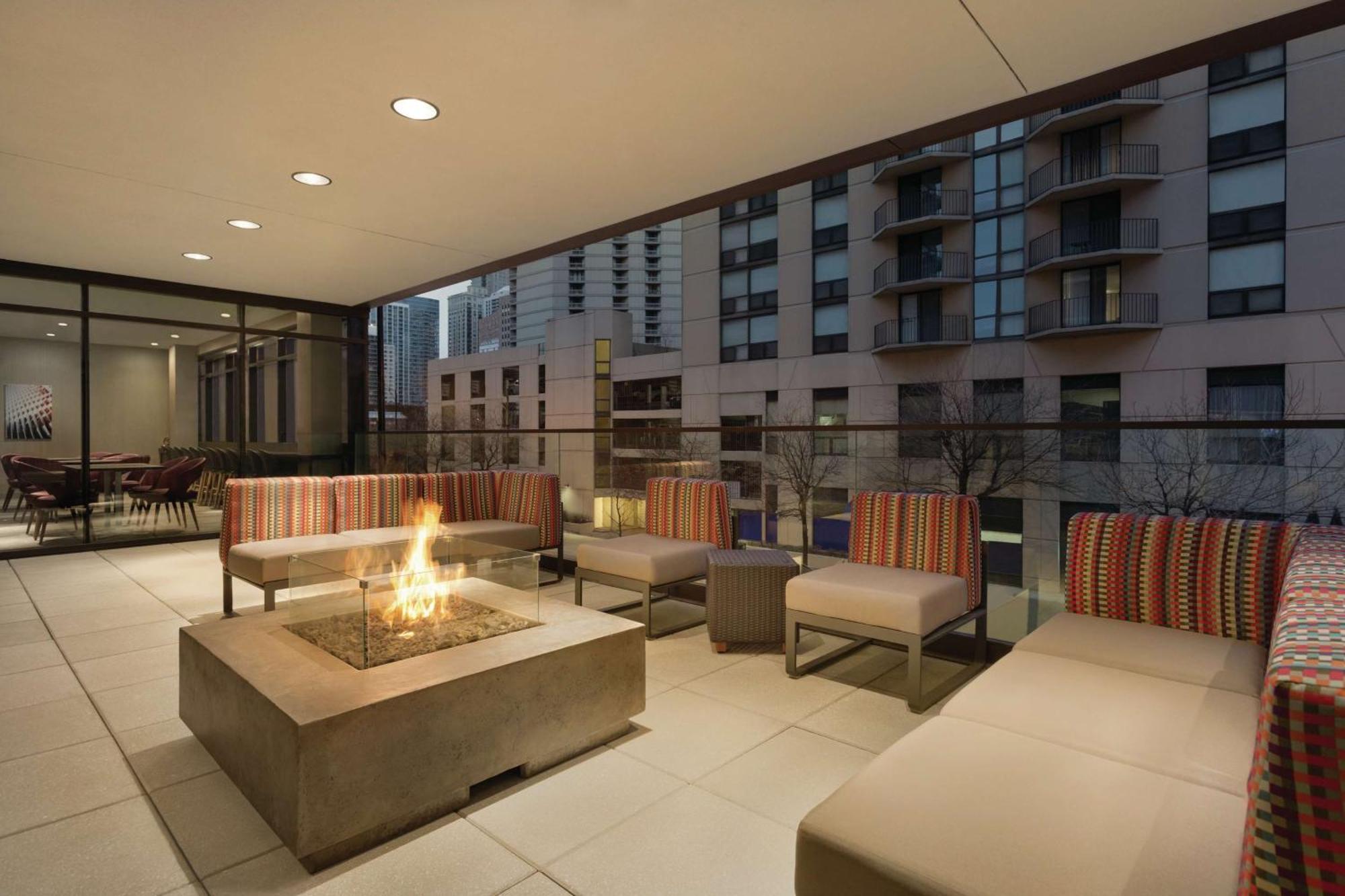Hotel Home2 By Hilton River North Chicago