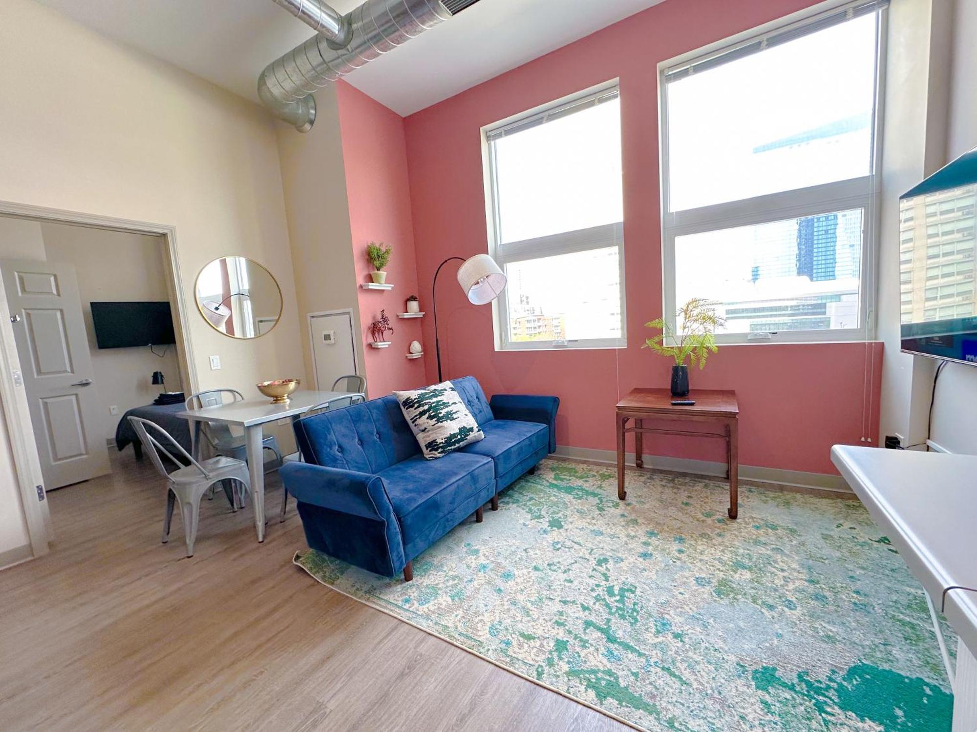South Loop 2br Retreat Near Grant Park, Soldier Field, Adler Planetarium & Columbia College Apartment