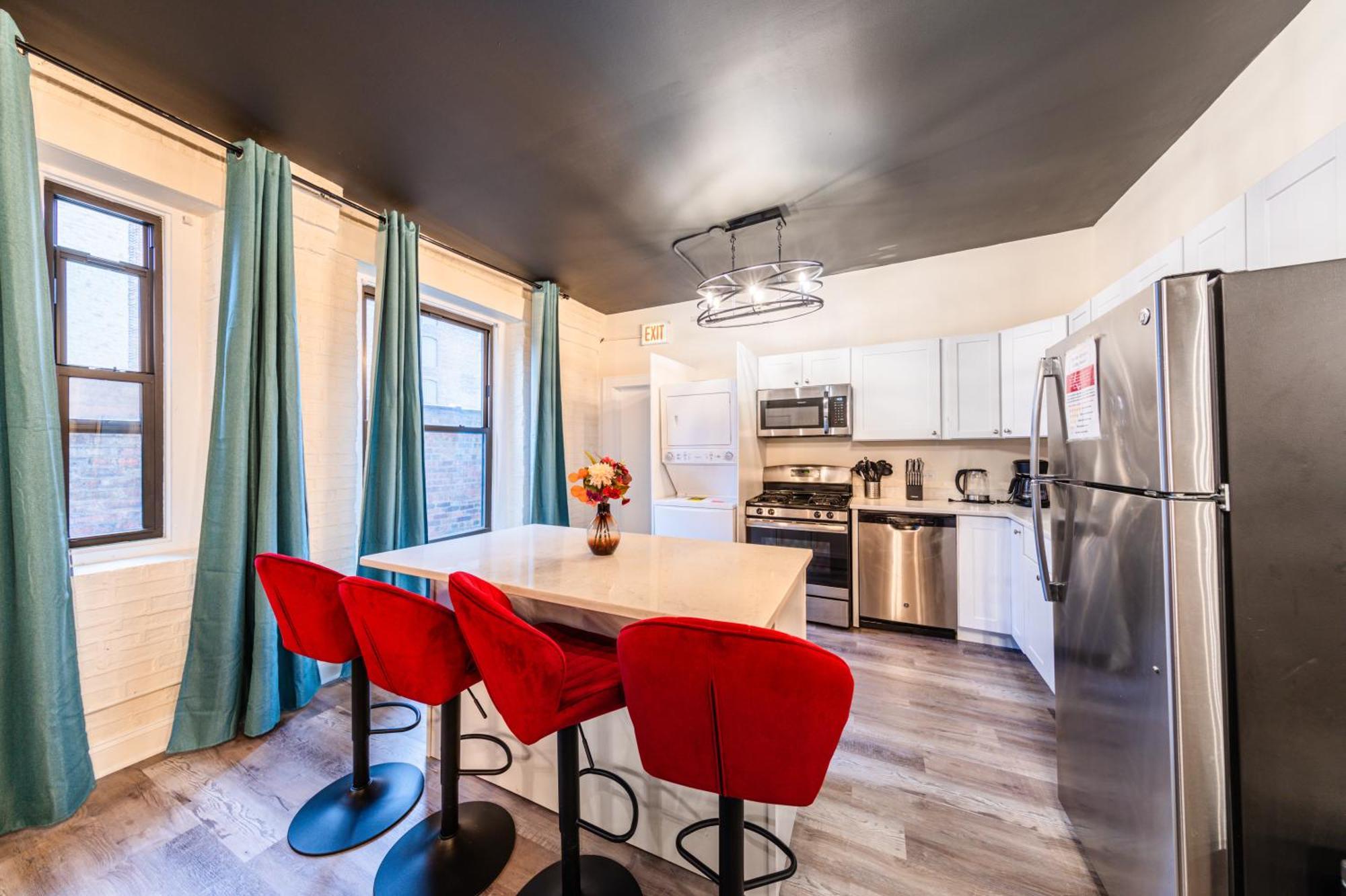 Mccormick Place 5 Bed Family Unit With Pool Table And Optional Parking * Chicago