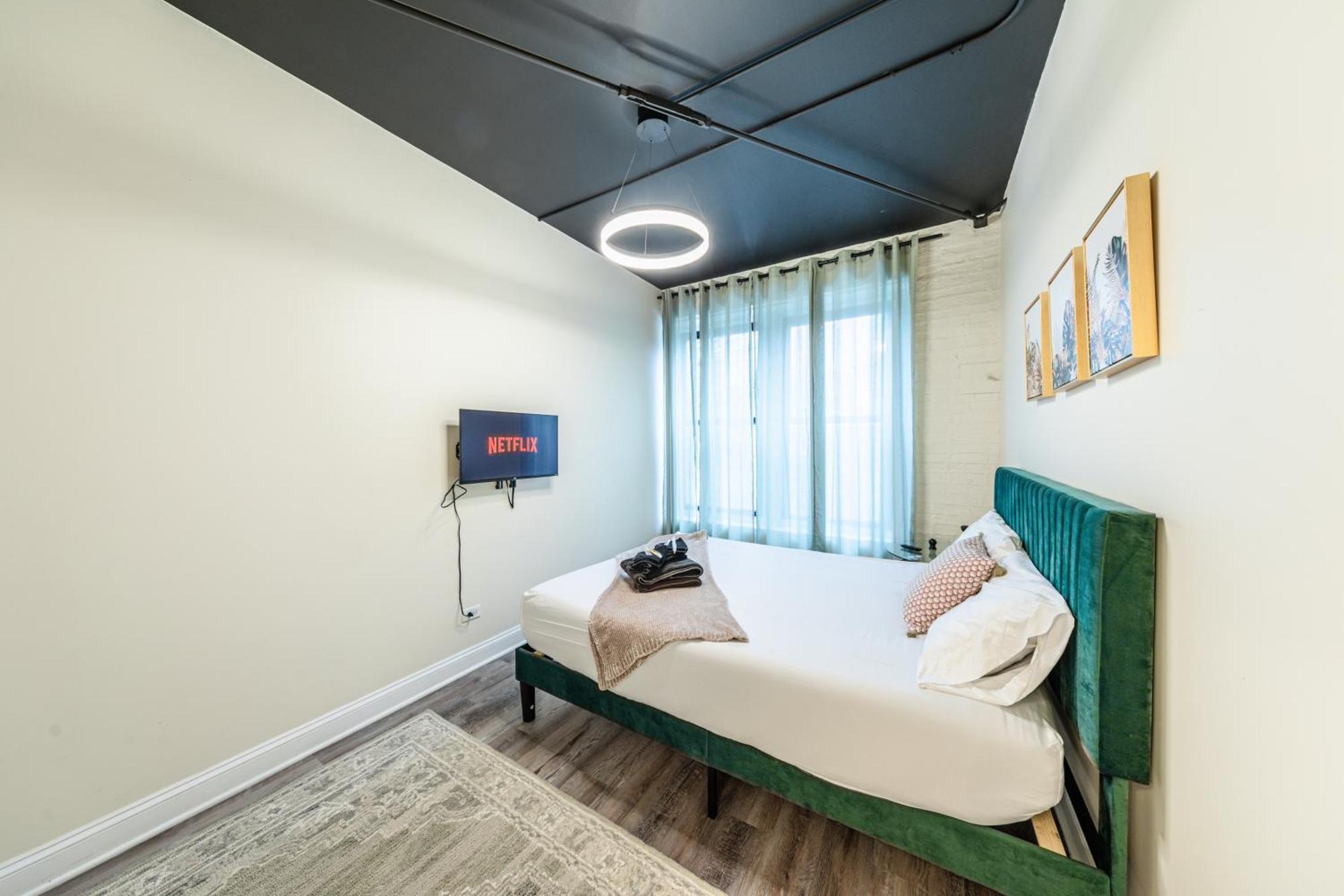 Mccormick Place 5 Bed Family Unit With Pool Table And Optional Parking Chicago