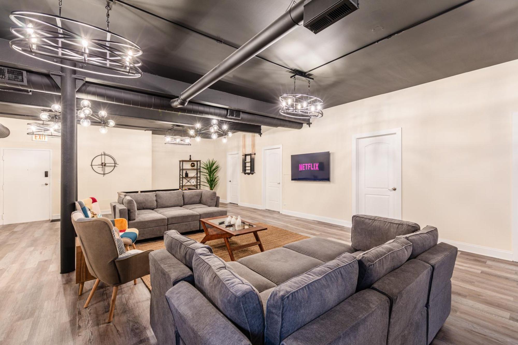 Mccormick Place 5 Bed Family Unit With Pool Table And Optional Parking Chicago