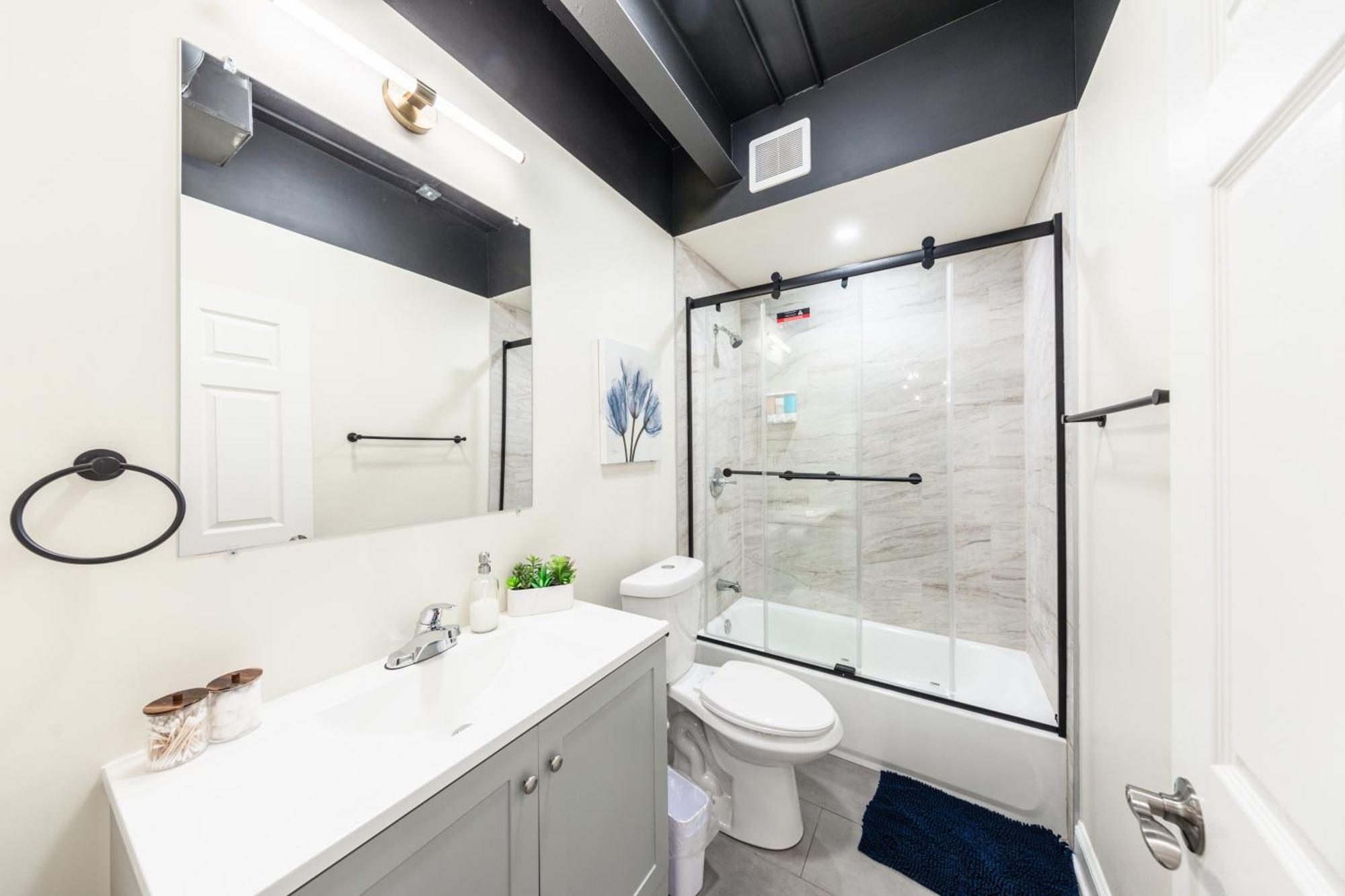 Mccormick Place 5 Bed Family Unit With Pool Table And Optional Parking