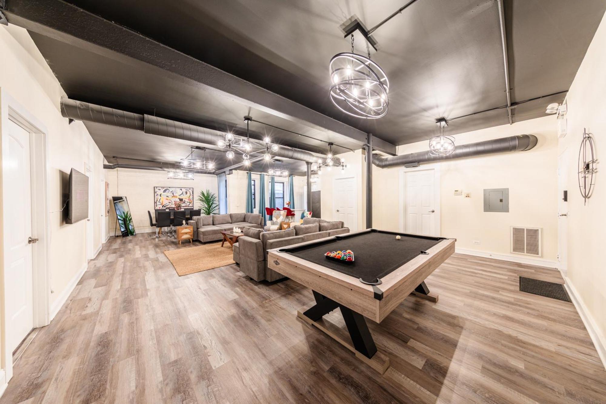Mccormick Place 5 Bed Family Unit With Pool Table And Optional Parking * Chicago