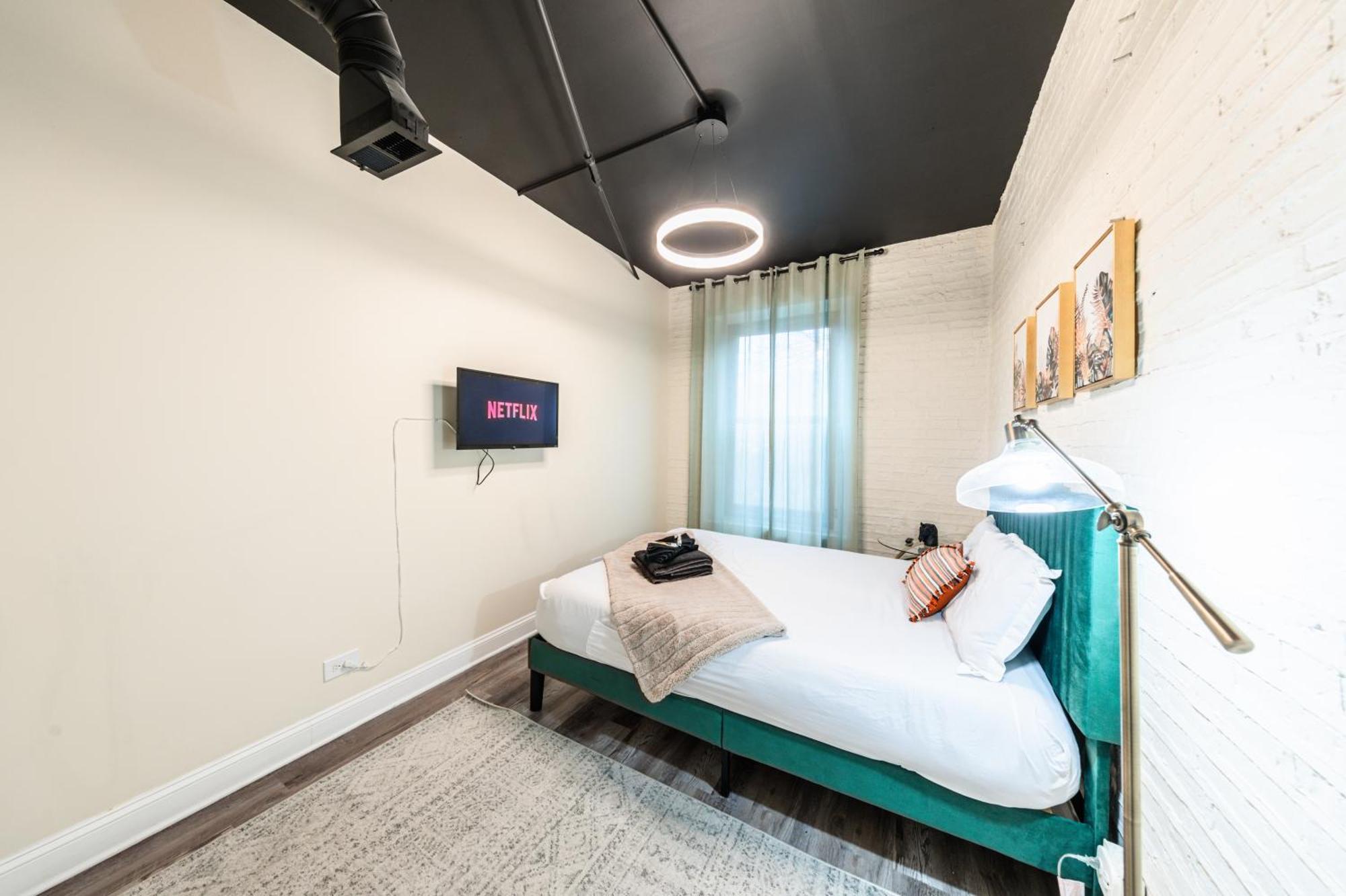 Mccormick Place 5 Bed Family Unit With Pool Table And Optional Parking Chicago